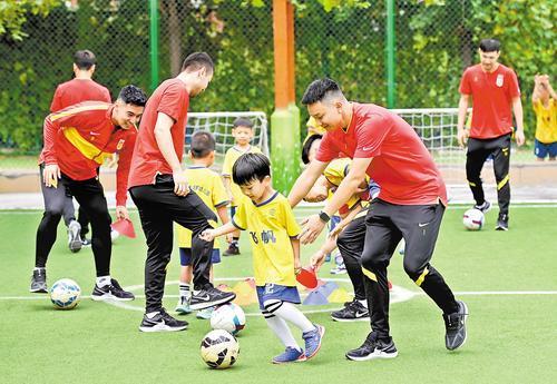 小学校园来了国家队