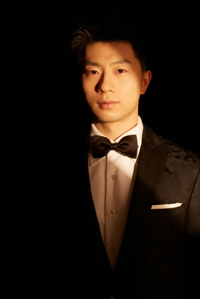 马龙晚会用笔颠球展现冠军控球力