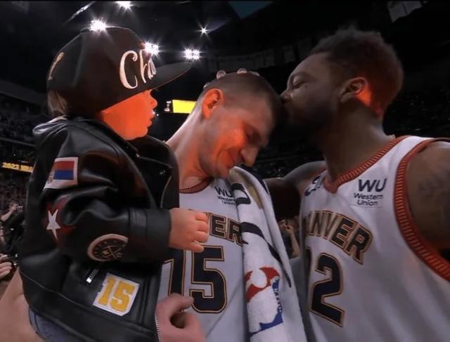 开云在线-掘金庆祝夺冠：约基奇狂饮酒+整蛊穆雷 马龙吻爱徒