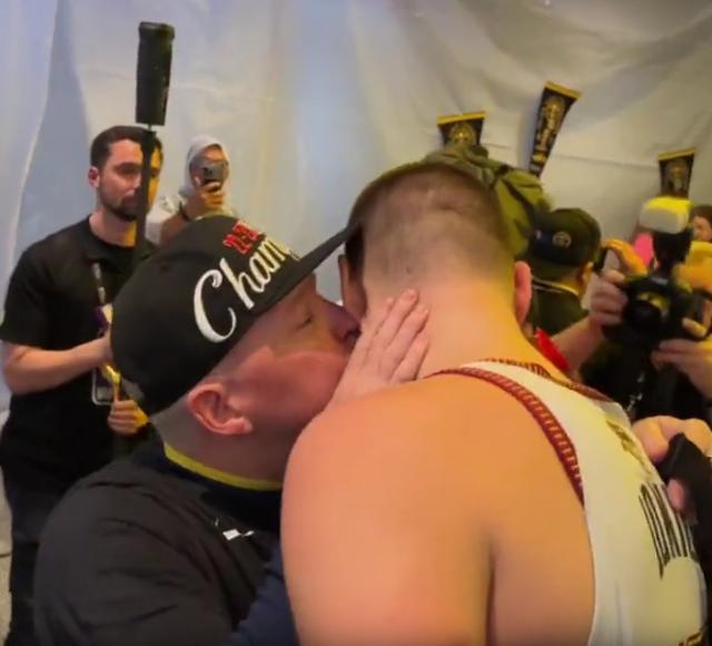 开云在线-掘金庆祝夺冠：约基奇狂饮酒+整蛊穆雷 马龙吻爱徒