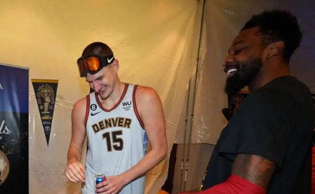 开云在线-掘金庆祝夺冠：约基奇狂饮酒+整蛊穆雷 马龙吻爱徒