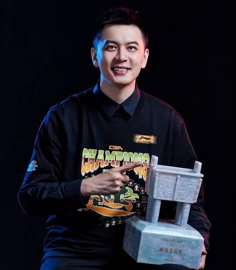 开云体育-CBA最帅的教练也下课了！辽宁男篮宣布杨鸣因个人身体原因辞职